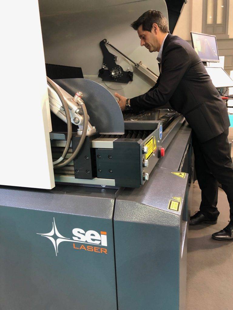 Découpe laser plastique pour panneaux publicitaires grand format Lille Hauts-de-France