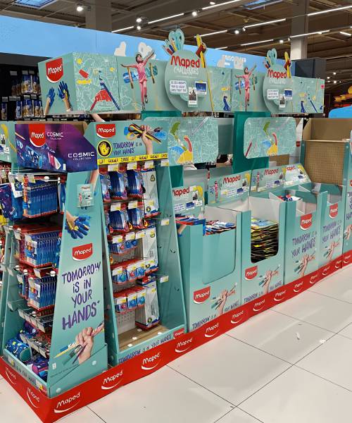 Avec la rentrée des classes, les marques exploitent des carrousels et frontons en carton (ici Maped, par Toutankarton.com)