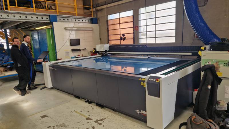 Découpe laser du PMMA : le lyonnais BLOX Usinage Plastiques choisit SEI Laser NRGL