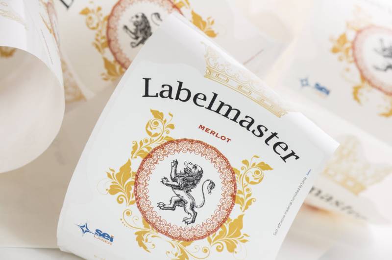 Dans le secteur vinicole, une découpeuse laser offre l'agilité idéale pour des petites et moyennes séries